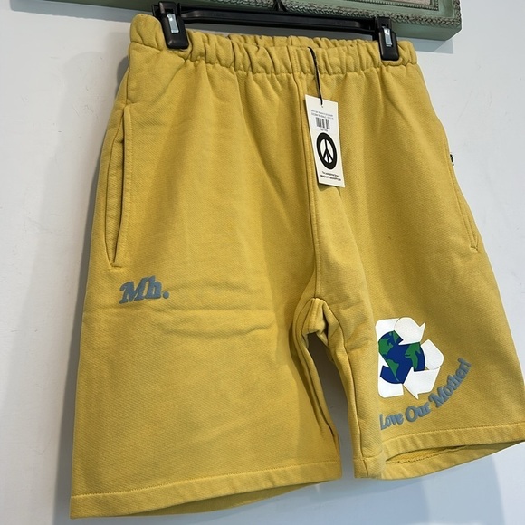 Brand New MADHAPPY cotton love your Mother Earth Yellow Graphic Shorts men’s - Picture 4 of 7